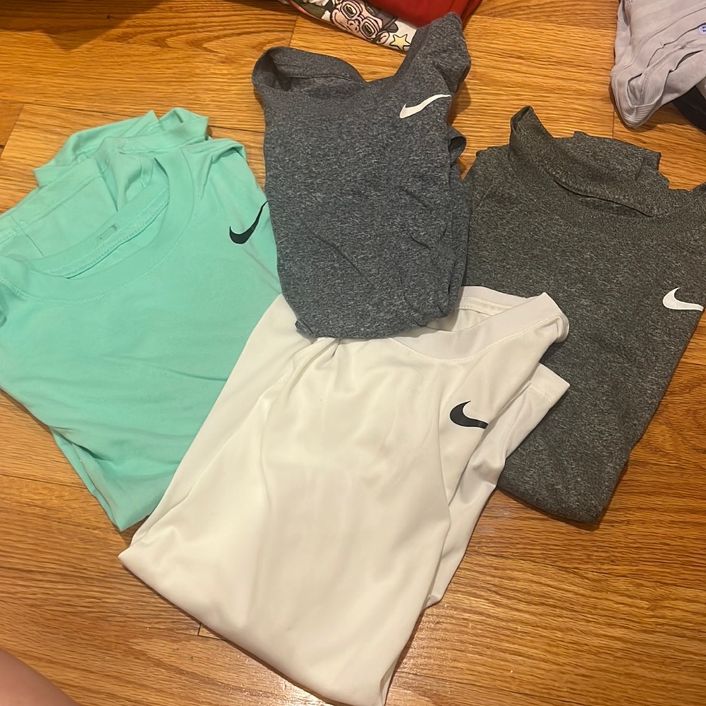 NEEVER WORN WOMEN NIKE DRIFIT SHORTSLEEVE BUNDLE